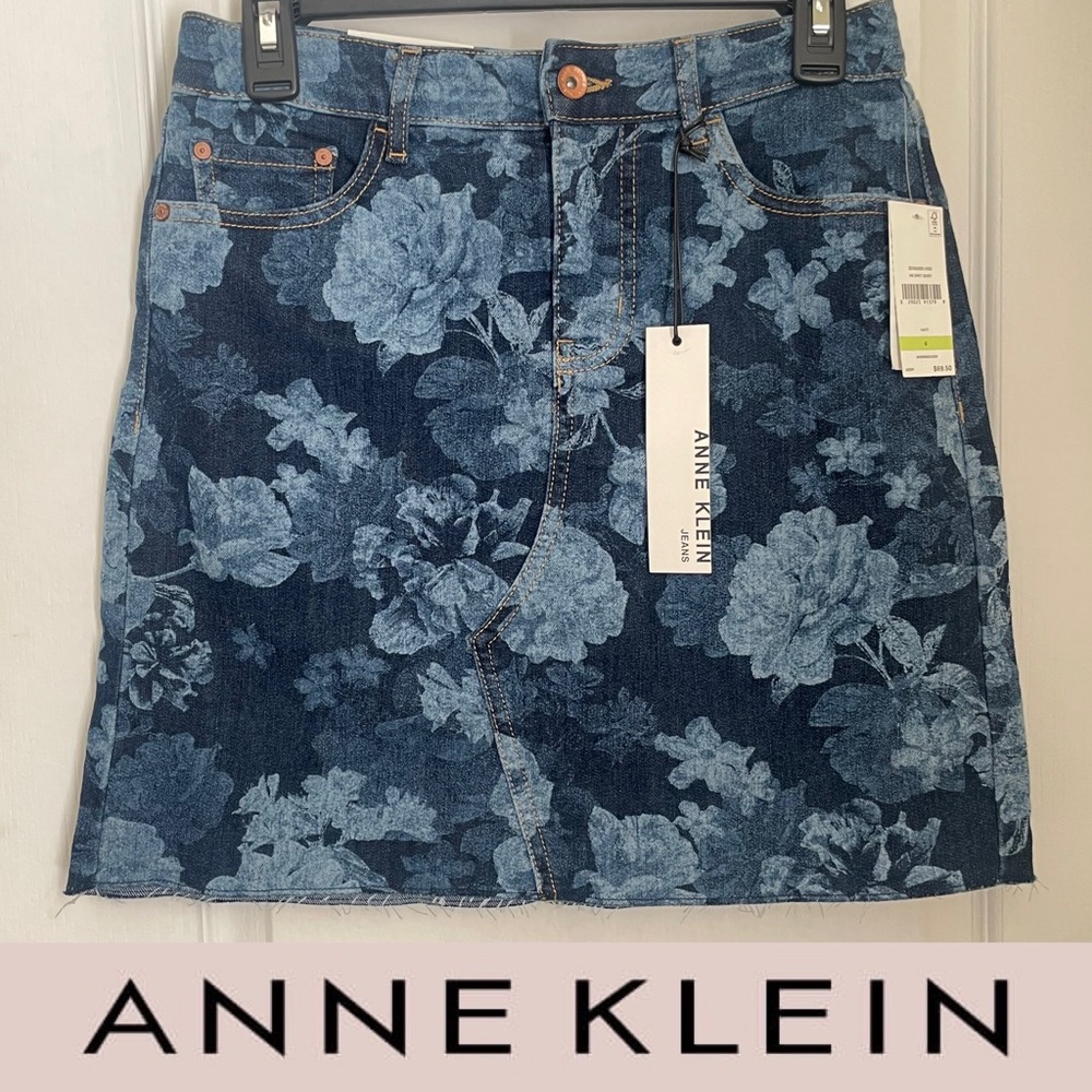 NWT ANNE KLEIN SKIRT. DENIM FLORAL SKIRT. FIVE POCKETS. RAW HEM.